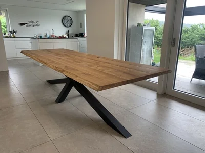 Holztisch Industriedesign Kreuzgestelle